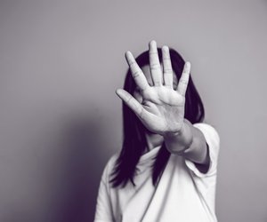 Sexuelle Belästigung: So wehrst du dich auch unter Schock