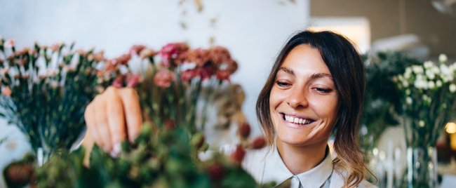 Farbenfrohe Akzente: Mit diesem Ikea-DIY verwandelst du deinen dunklen Flur in eine Blütenoase!