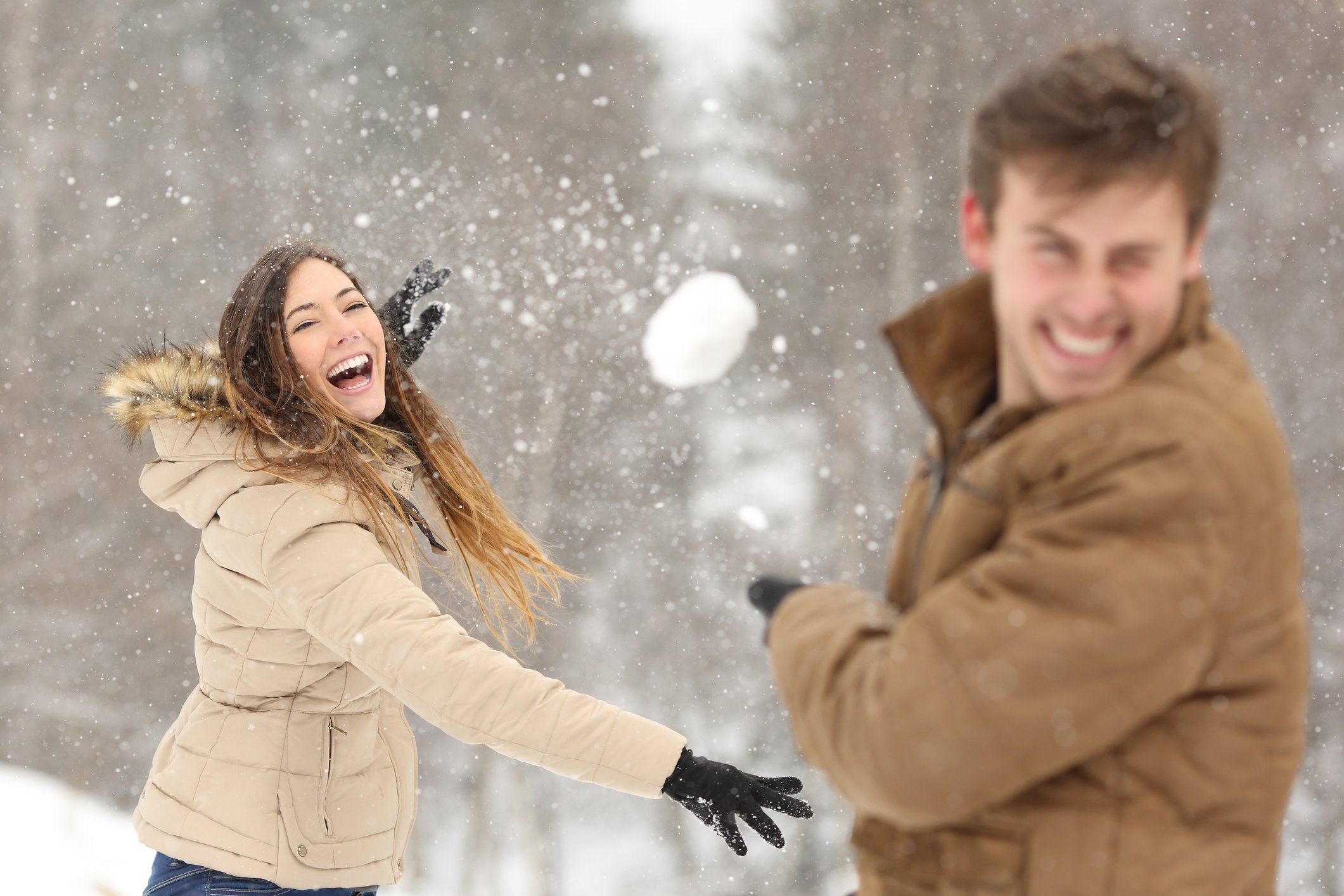 Schneebälle werfen Schneebälle werfen
