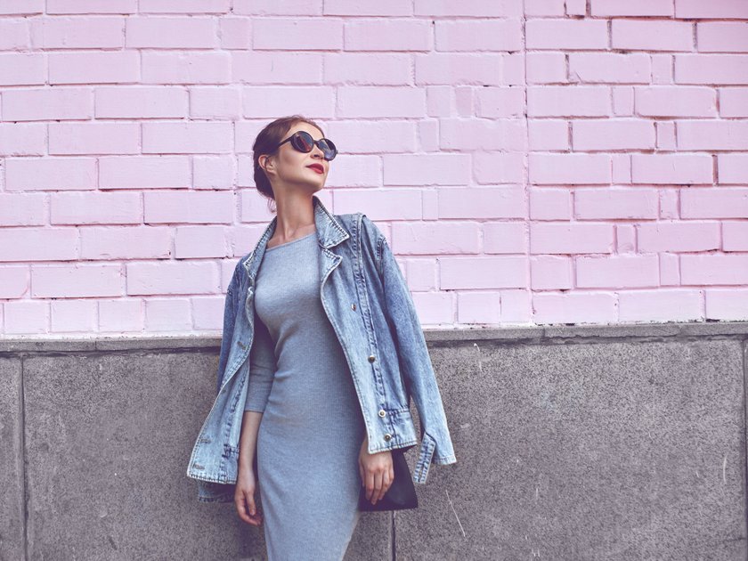 Dame in engem Kleid