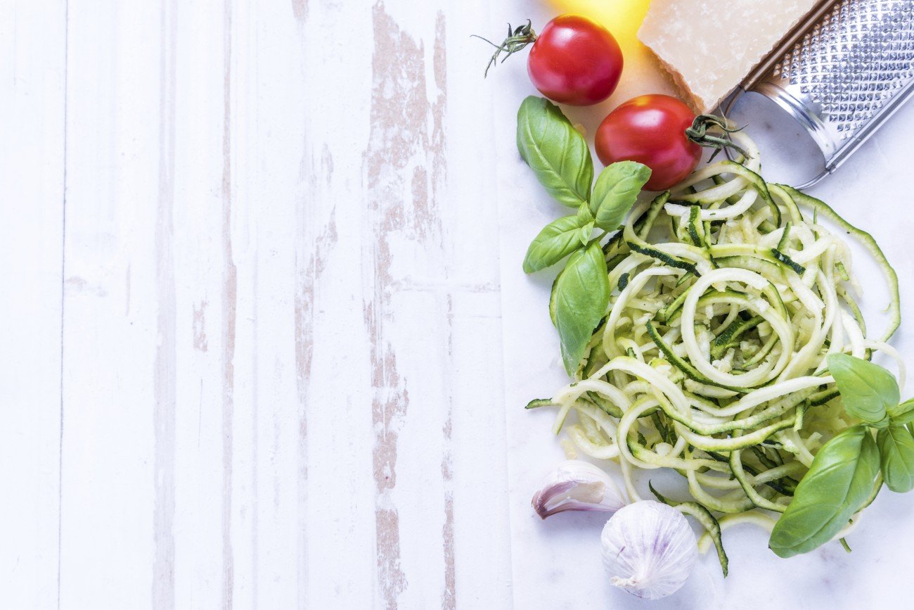 Zoodles mit Parmesan und Tomaten Zoodles mit Parmesan und Tomaten