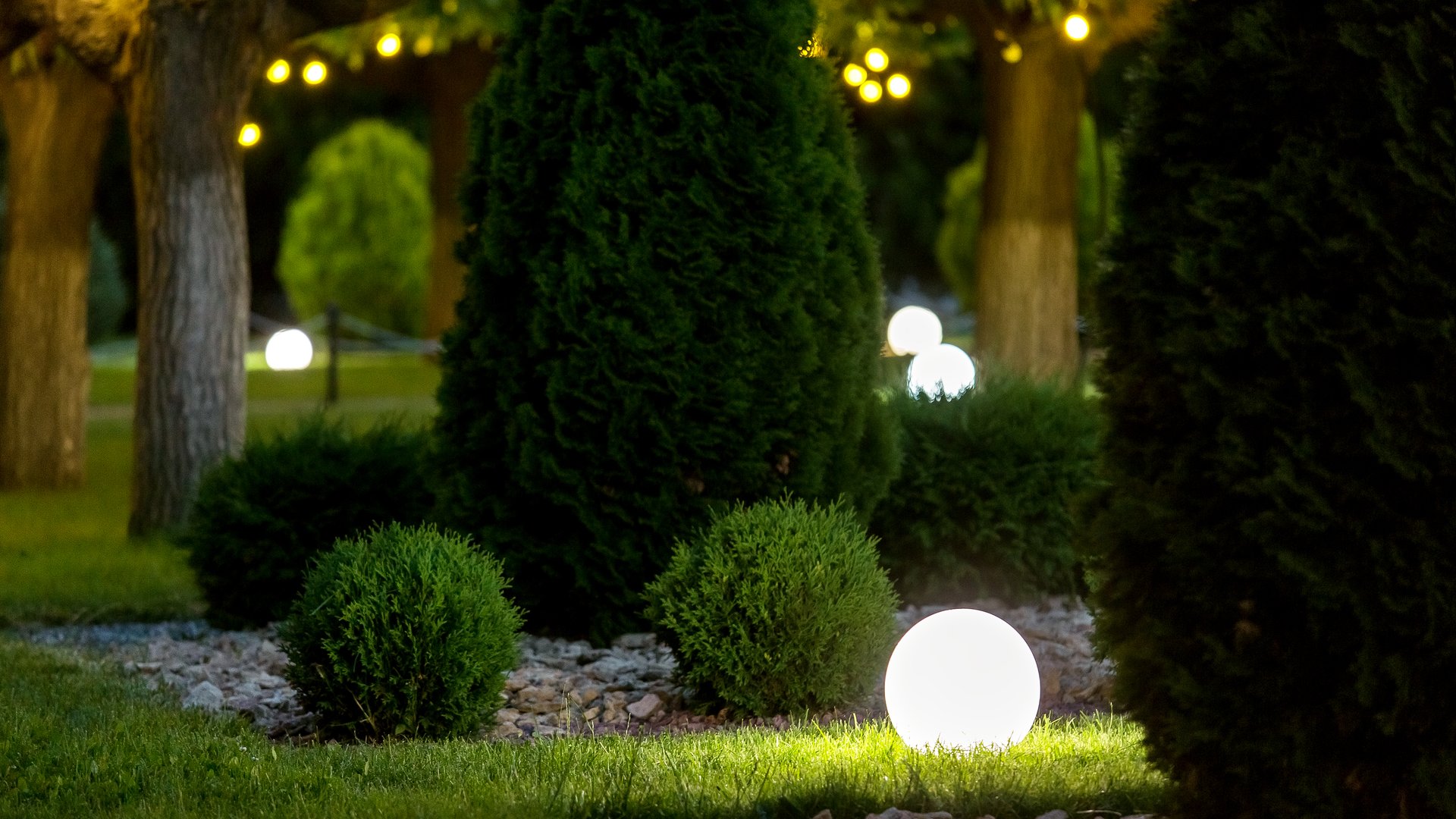 Mit-dieser-LED-Solarleuchte-erstrahlt-dein-Garten-jede-Nacht-im-Mondschein