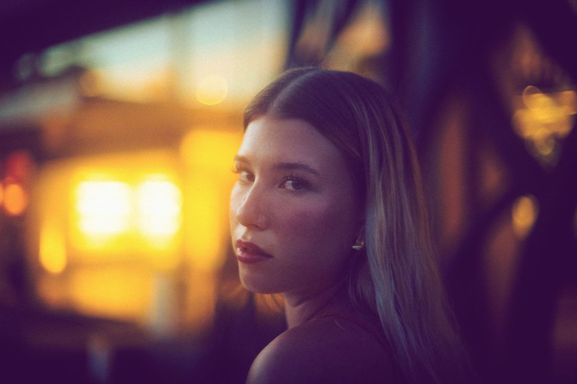 Frau mit ernstem Blick