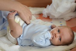 Baby, 7 Monate wird gewickelt. Baby, 7 Monate wird gewickelt.