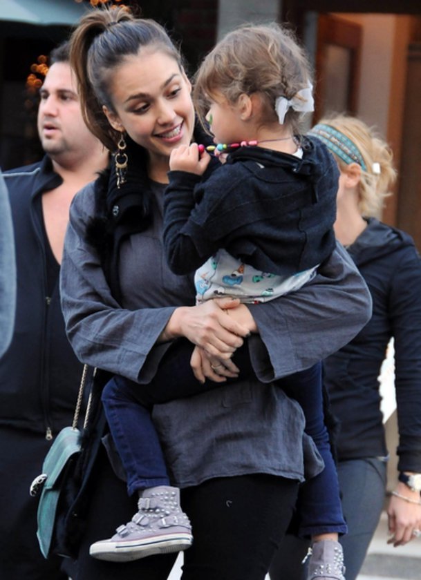Kaufen Weihnachtsgeschenke: Jessica Alba und ihre Tochter Honor Kaufen Weihnachtsgeschenke: Jessica Alba und ihre Tochter Honor