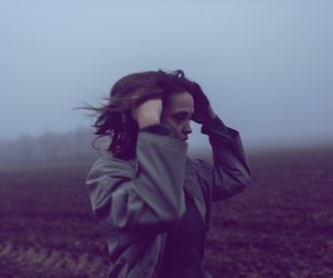 Warum wir in der dunklen Jahreszeit viel emotionaler werden (und das okay ist)