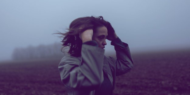 Warum wir in der dunklen Jahreszeit viel emotionaler werden (und das okay ist)