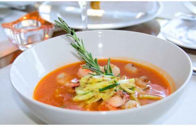 Mediterrane Fischsuppe servierfertig Mediterrane Fischsuppe servierfertig