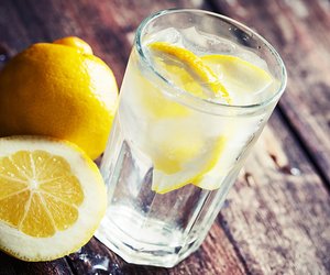 10 Gründe, warum du Zitronenwasser trinken solltest