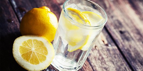 10 Gründe, warum du Zitronenwasser trinken solltest