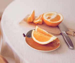 Dieses juicy Orangen-Geschirr von Tchibo bringt sofort Urlaubsfeeling auf deine Terrasse