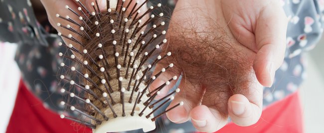 8 Angewohnheiten, die Haarausfall verursachen