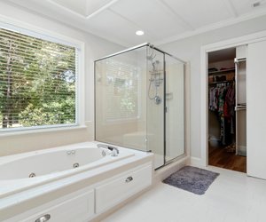 Badematte richtig waschen: Mit diesen Reinigungstipps bleibt sie hygienisch