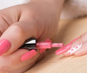Frauen tragen Vaginas auf ihren Fingernägeln