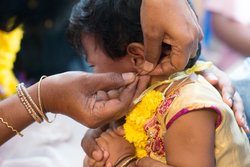 Babys bekommen Ohrlöcher Babys bekommen Ohrlöcher