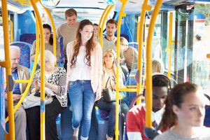Geh offen durch die Welt, übe Smalltalk, sprich Leute unverbindlich an, etwa im Bus. Geh offen durch die Welt, übe Smalltalk, sprich Leute unverbindlich an, etwa im Bus.