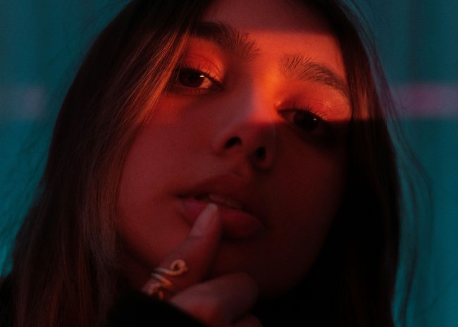 Frau, die ihren Daumen auf ihre Unterlippe legt