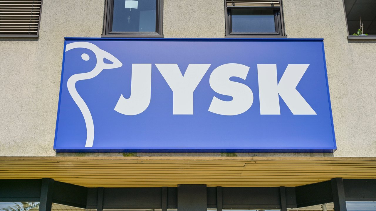 Jetzt bei Jysk: Eine schöne Kanne mit Tassen für dein nächstes Picknick.
