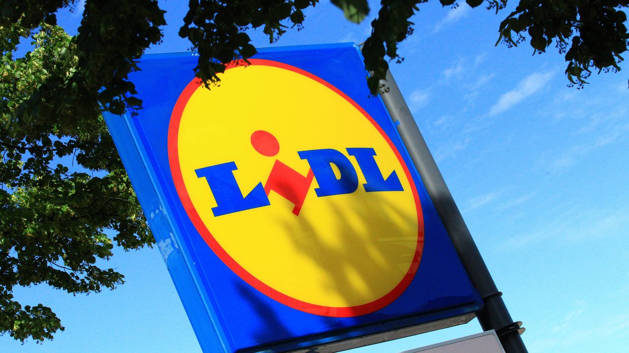 Lidl Logo vor blauem Himmel