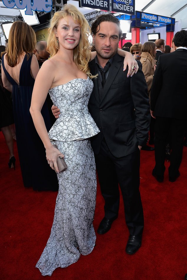 Big Bang Theory: Darsteller Johnny Galecki mit Kelli Garner Big Bang Theory: Darsteller Johnny Galecki mit Kelli Garner