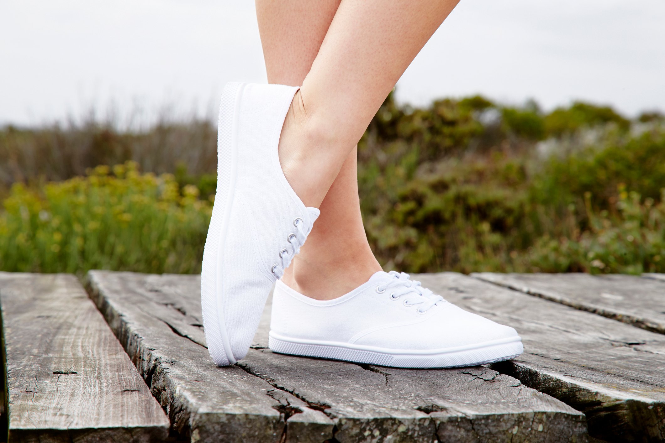 White обувь. White Shoes. White Sneakers. Черные полосы на белой обуви. Sneakers (White) згип.