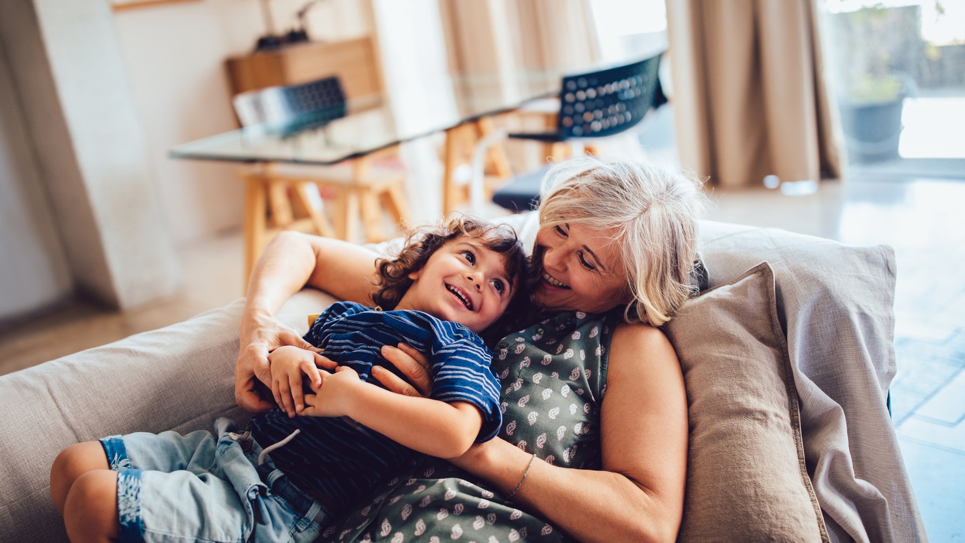 Lust-auf-frische-Farbe-im-Wohnzimmer-Bei-Jysk-gibt-s-jetzt-das-Terrakotta-Scandi-Sofa