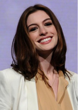 Anne Hathaway: Austritt aus Kirche Anne Hathaway: Austritt aus Kirche