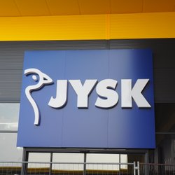 Hingucker: Dieser beliebte Kleiderständer von Jysk peppt dein Schlafzimmer auf