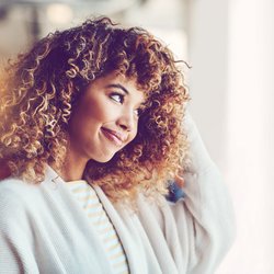 Locken selber schneiden: Mit diesen 3 Techniken klappt es