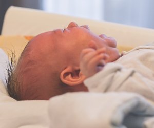 Baby schreit beim Stillen: Ursachen & Tipps!