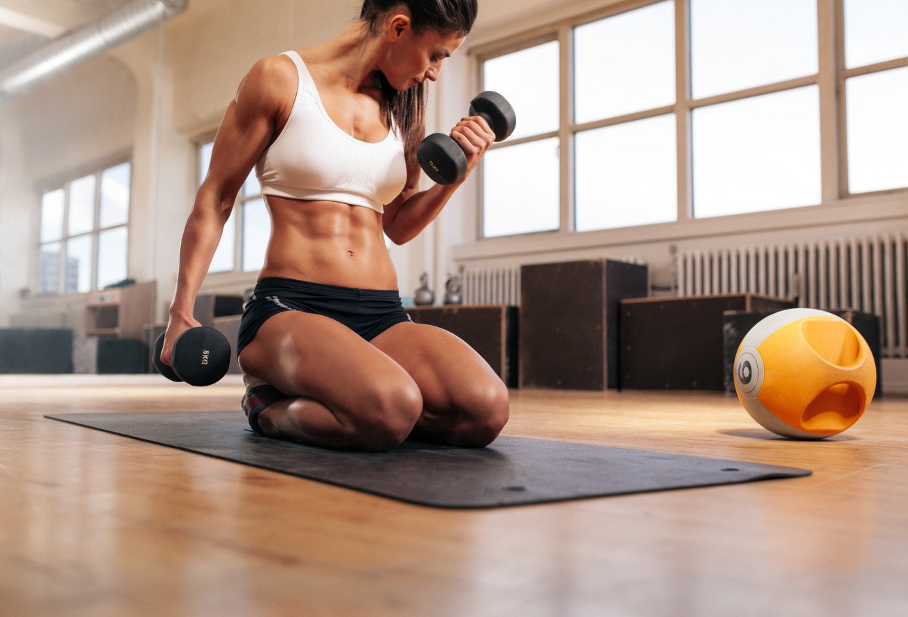 Frau beim Muskeltraining Frau beim Muskeltraining
