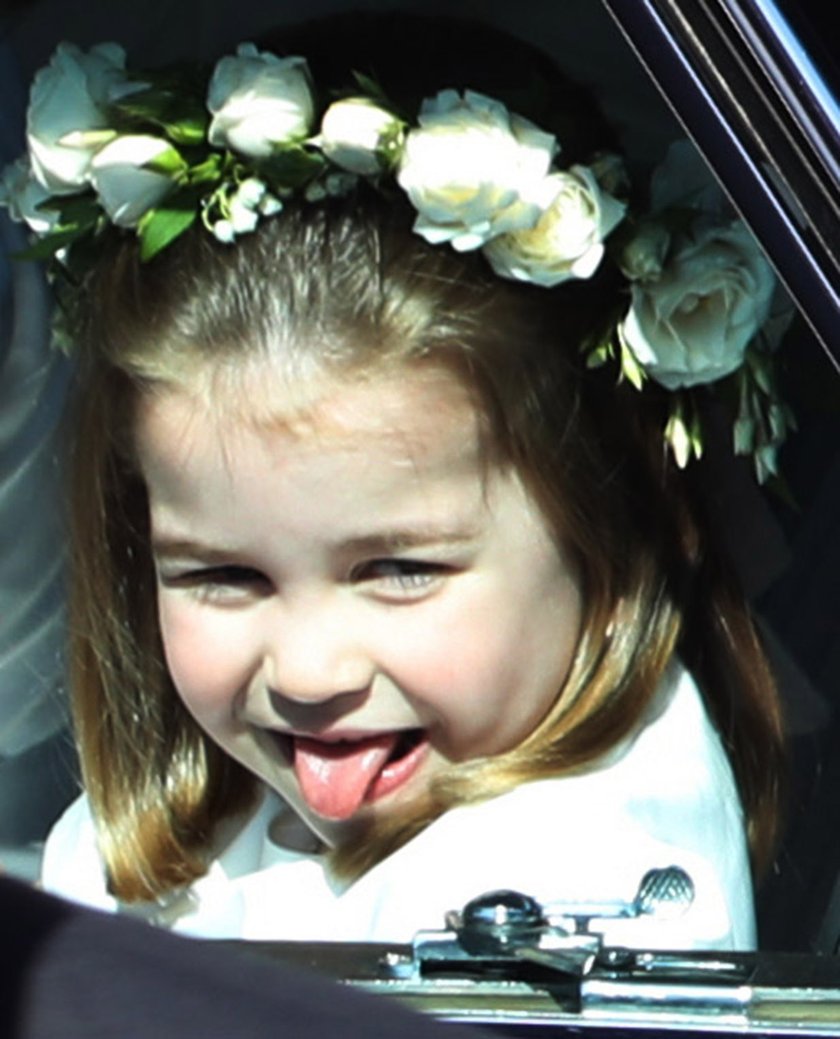 Prinzessin Charlotte streckt die Zunge raus 