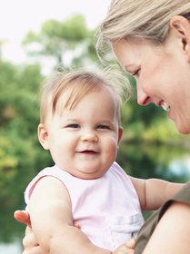 Dein Baby greift nun nach allem, was sich in seiner Reichweite befindet Dein Baby greift nun nach allem, was sich in seiner Reichweite befindet