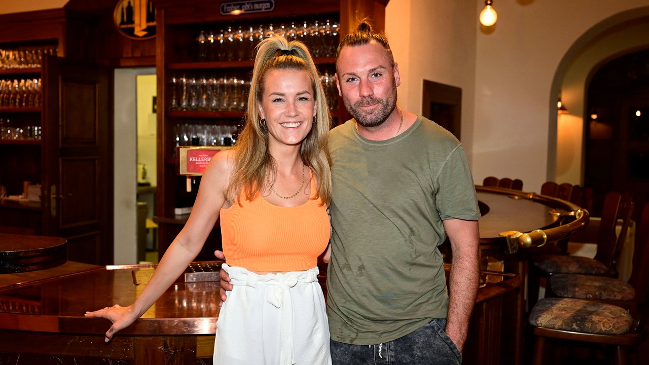 Sonia Liebing und Ehemann Markus bei der Landskron Schlager-Party im Brauereihof der KULTurBrauerei.