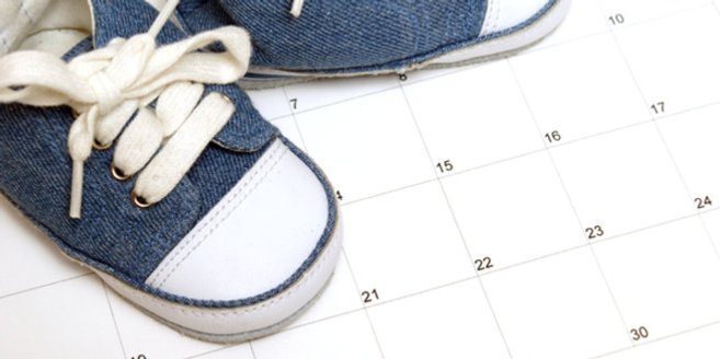Geburtsterminrechner: Babyschuhe auf Kalender Geburtsterminrechner: Babyschuhe auf Kalender