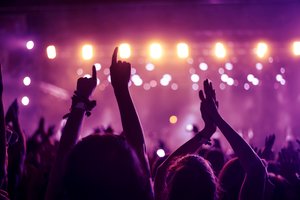 Geht gemeinsam zu Konzerten von Bands, die ihr beide mögt. Geht gemeinsam zu Konzerten von Bands, die ihr beide mögt.