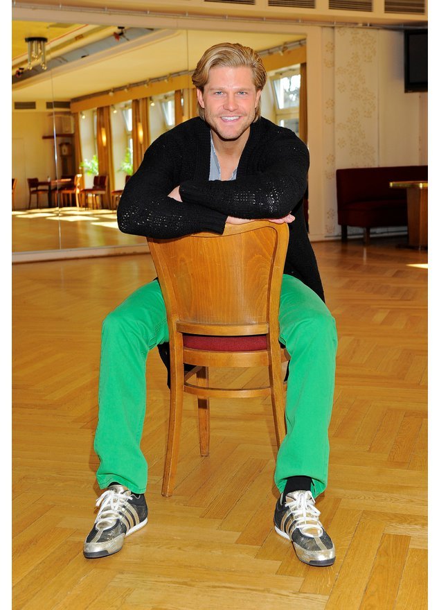 Der Bachelor Paul Janke auf einem Stuhl Der Bachelor Paul Janke auf einem Stuhl