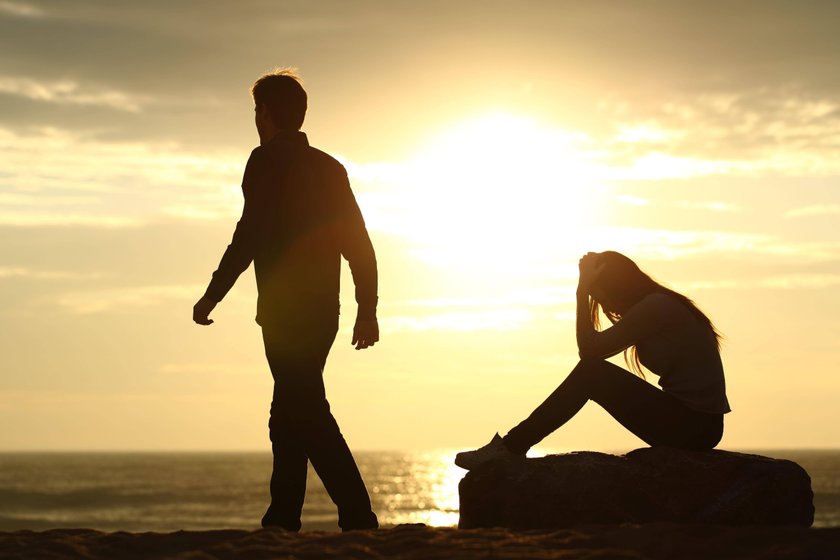 Silhouette eines Pärchens, das auseinandergeht