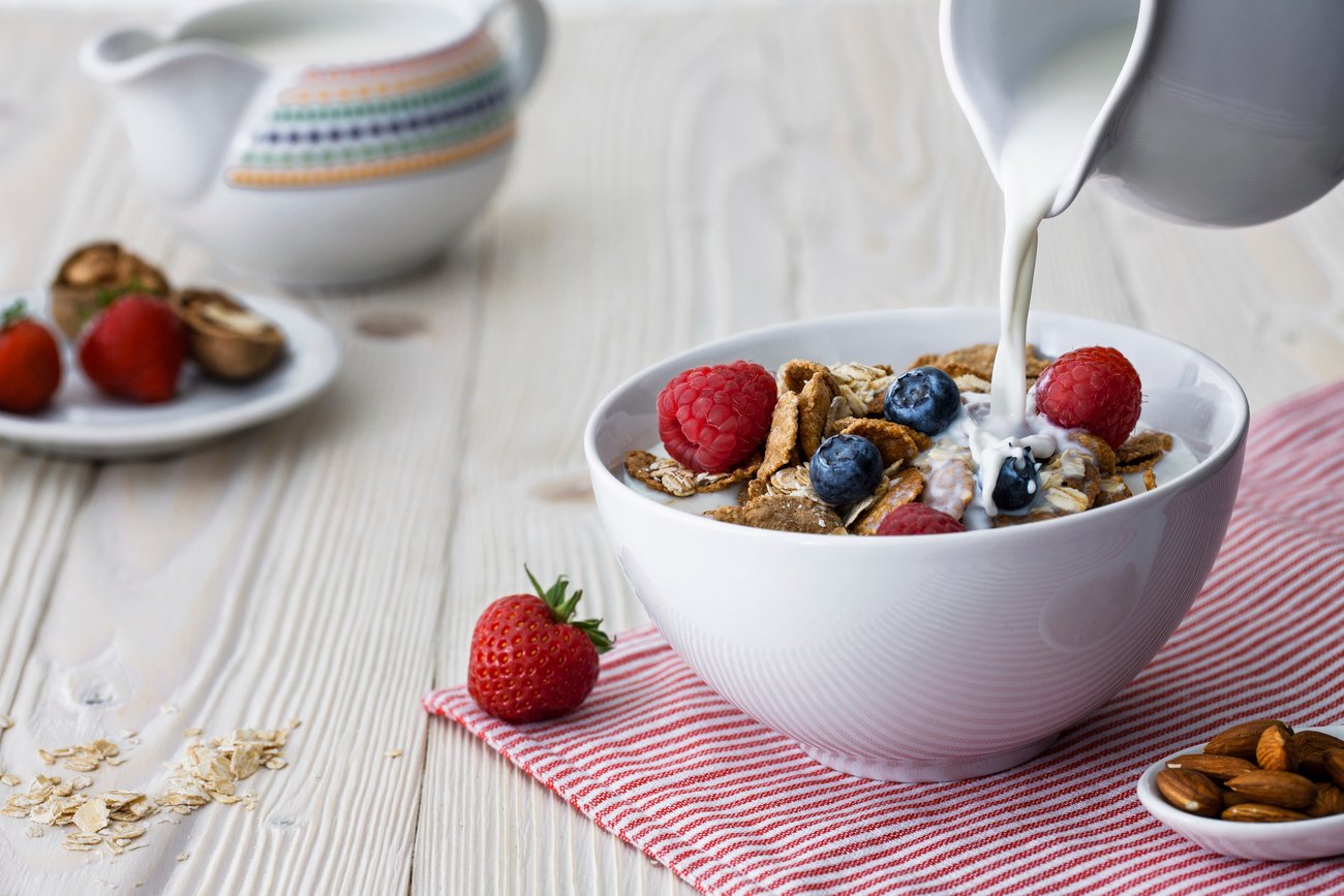 Milch und Obst kombinieren Müsli Milch und Obst kombinieren Müsli