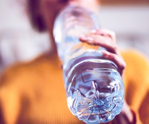 Schmeckt faulig: Wird Wasser in der angebrochenen Flasche schlecht?