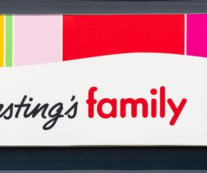 Stylischer Komfort: Der günstige Plüsch-Hocker von Ernsting's family für unter 25 Euro