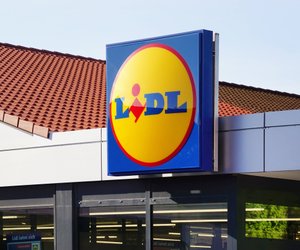 Dieser Schnäppchen-Sonnenschirm von Lidl bringt Sommerlaune auf den Balkon