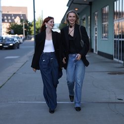 Wide Leg Jeans: So stylst du den angesagten Trend für 2025!