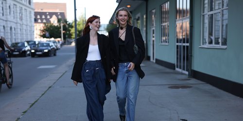 Wide Leg Jeans: So stylst du den angesagten Trend für 2025!