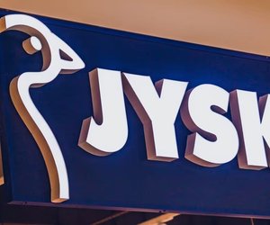 Du liest gerne im Bett? Schnapp dir das Rückenkissen von Jysk in Beige