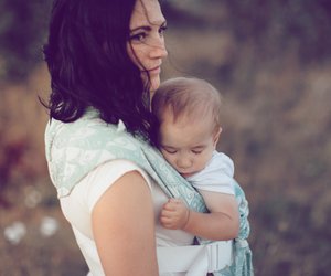 Tragetuch binden: So trägst du dein Baby sicher