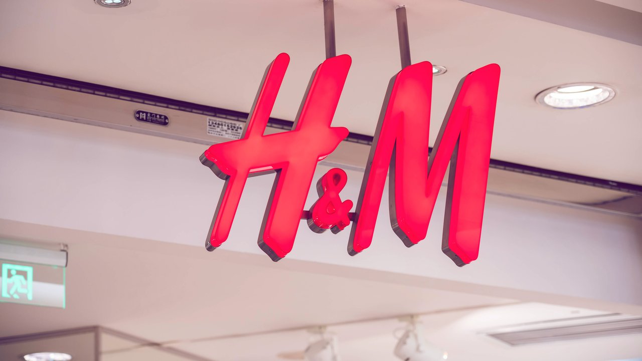 October 5, 2020, Shenzhen, Guangdong, China: Swedish multinational clothing-retail company Hennes &amp; Mauritz, or H&amp;M, logo seen in Shenzhen. Shenzhen China - ZUMAs197 20201005_zaa_s197_178 Copyright: xAlexxTaix