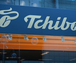 Magischer Herbst: Dieser Tchibo Regen-Trenchcoat wäre Hermines erste Wahl