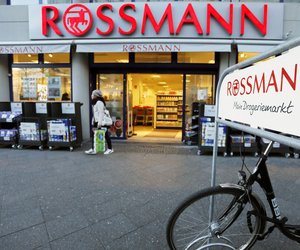 Nur 3 Euro bei Rossmann: Mit diesem beliebten Fixierspray bleibt dein Make-up lange schön