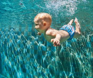 Babyschwimmen: Ab wann Babys ins Wasser dürfen & warum sie profitieren